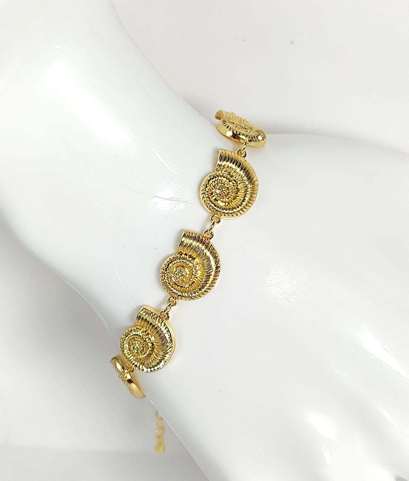 MANILLA DE CARACOLAS DORADAS