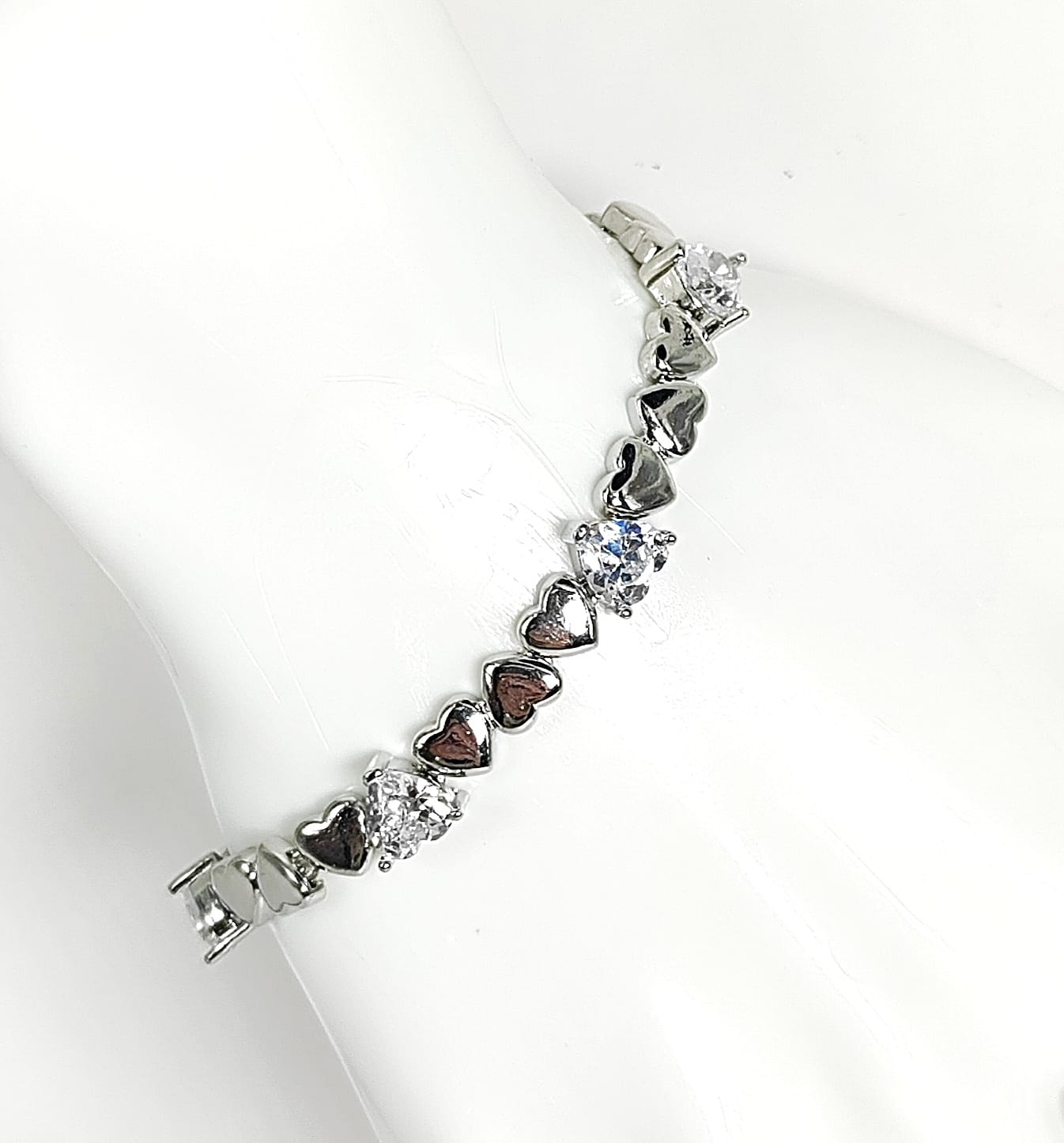 MANILLA PLATIADO DE CORAZON Y CRISTALES