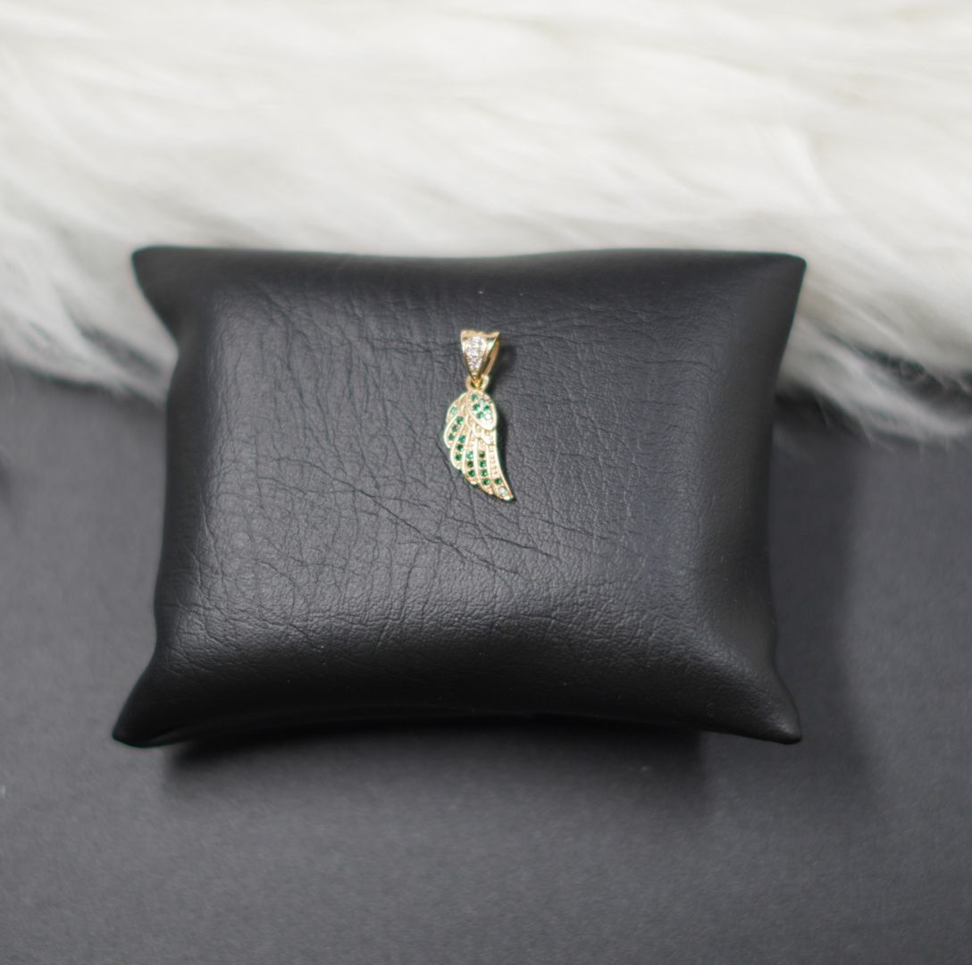 DIJE ALAS DORADO PIEDRAS VERDES