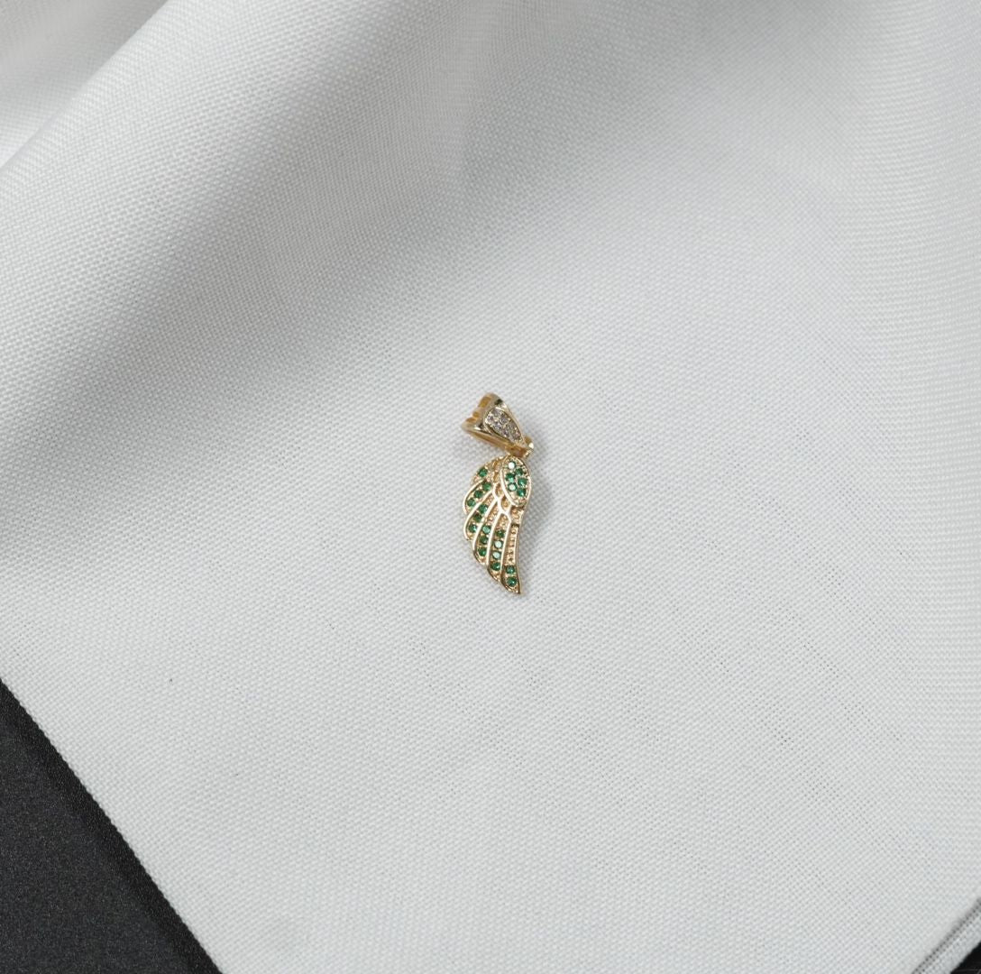 DIJE ALAS DORADO PIEDRAS VERDES